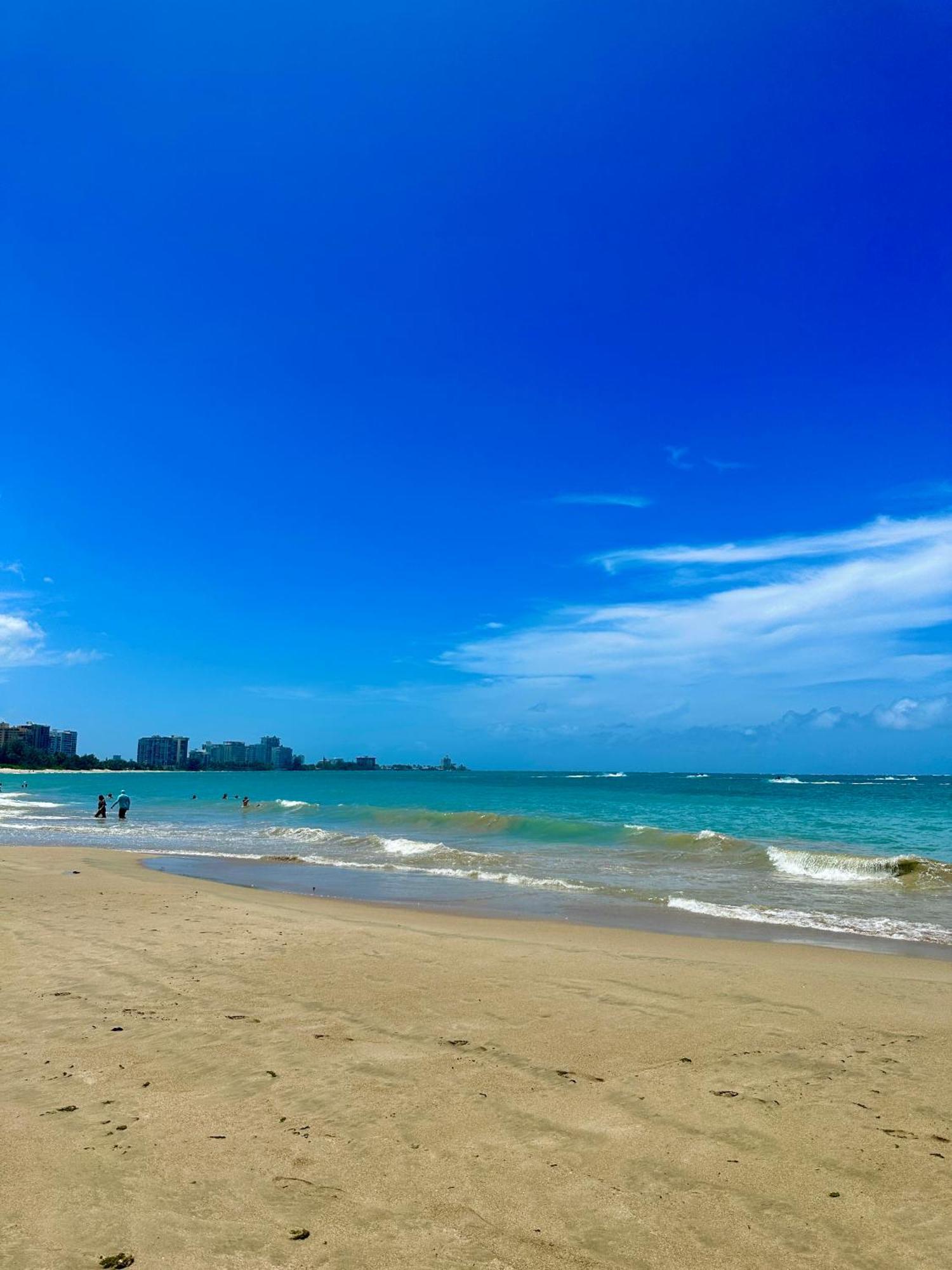 Isla Verde Modern Apartment With Pool San Juan Eksteriør billede